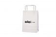 White paper bag with flat handles and company logo. Minimum .. | Bildgalleri - Vita papperskassar 